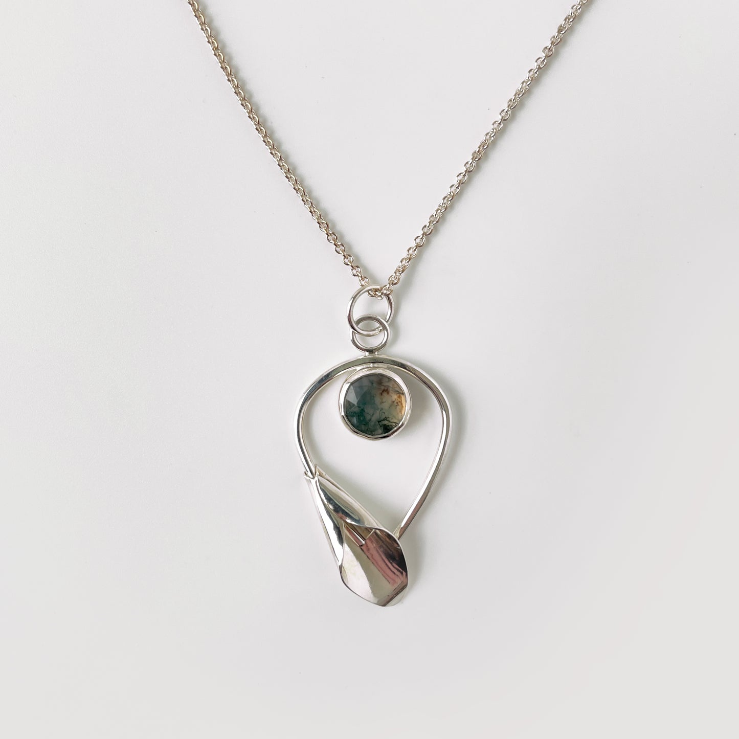 Silver Lily pendant with a rose cut Moss Agate